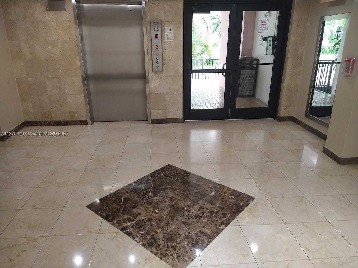 Small Image of 16909 SOUTH BAY RD #918, Sunny Isles Beach Number 4
