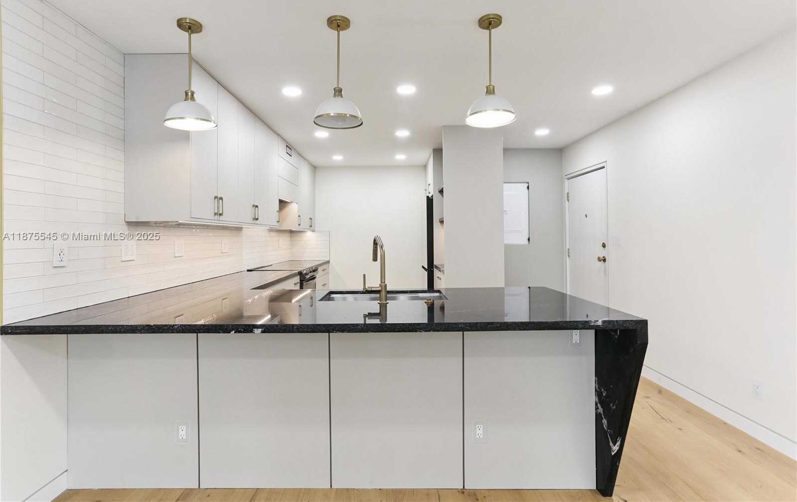 Small Image of 100 EDGEWATER DR #142, Coral Gables Number 4