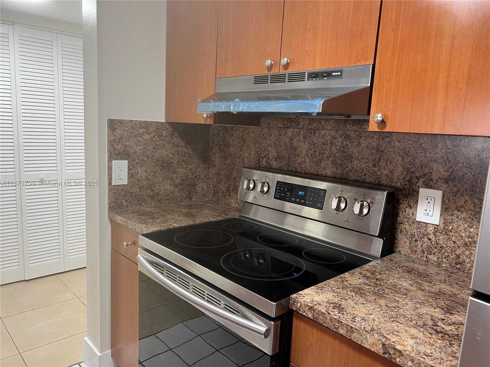 Small Image of 8180 GENEVA CT #326, Doral Number 4