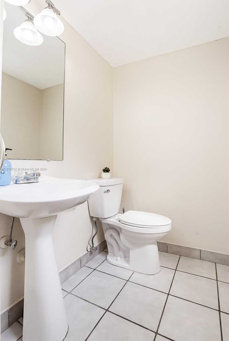 Small Image of 8811 GATEHOUSE RD #8, Plantation Number 12
