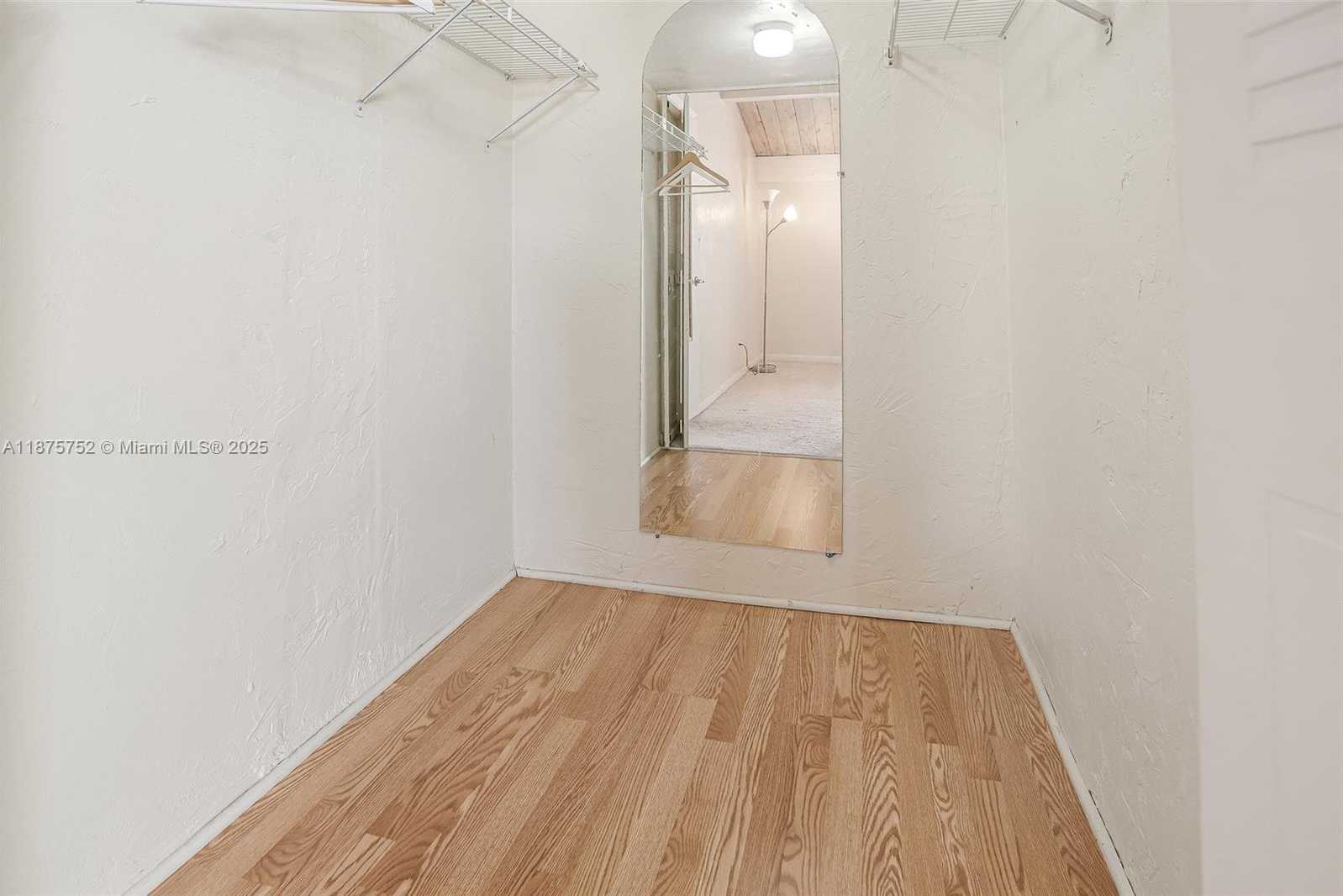 Small Image of 8811 GATEHOUSE RD #8, Plantation Number 24