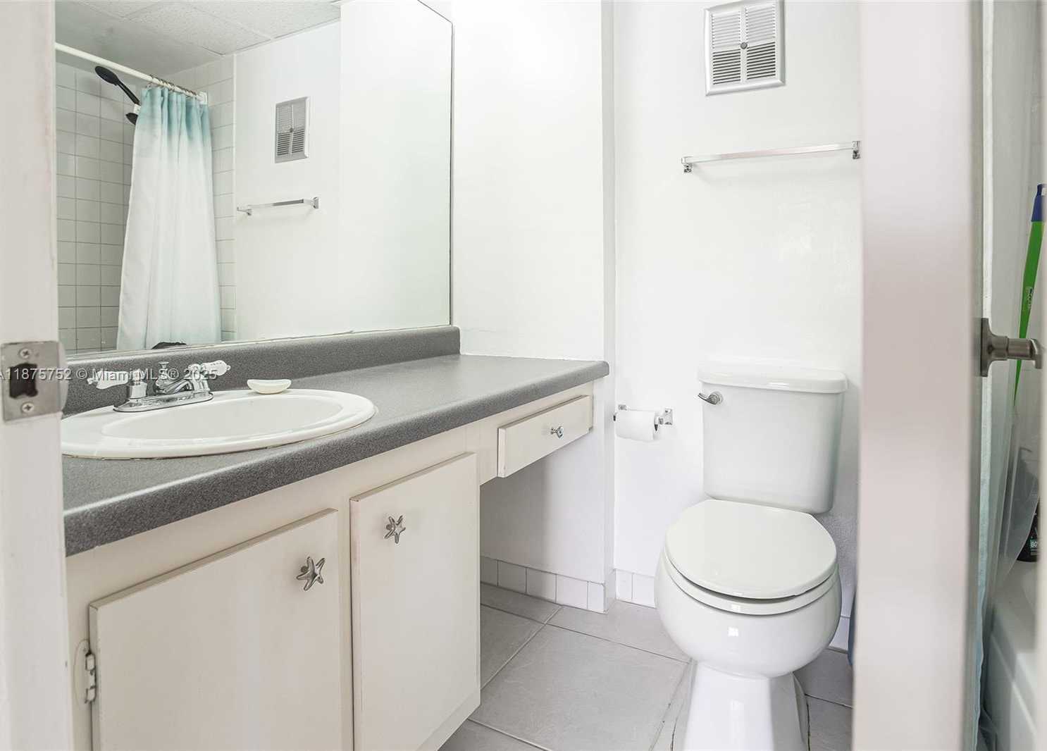Small Image of 8811 GATEHOUSE RD #8, Plantation Number 25