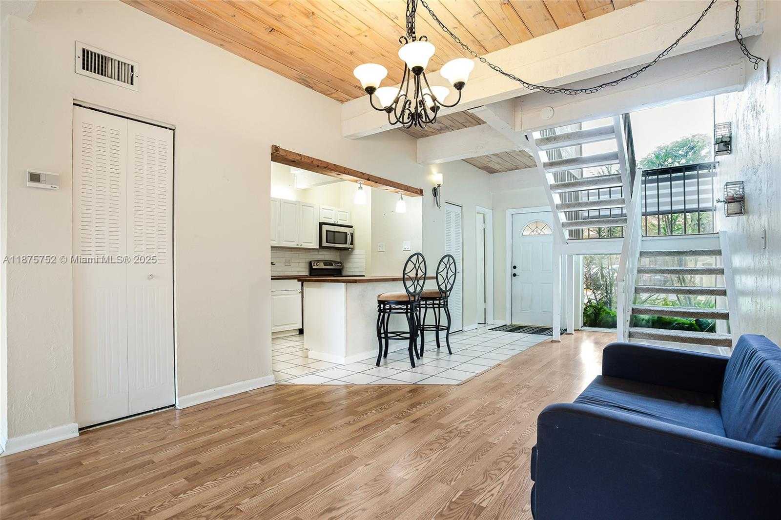 Small Image of 8811 GATEHOUSE RD #8, Plantation Number 3