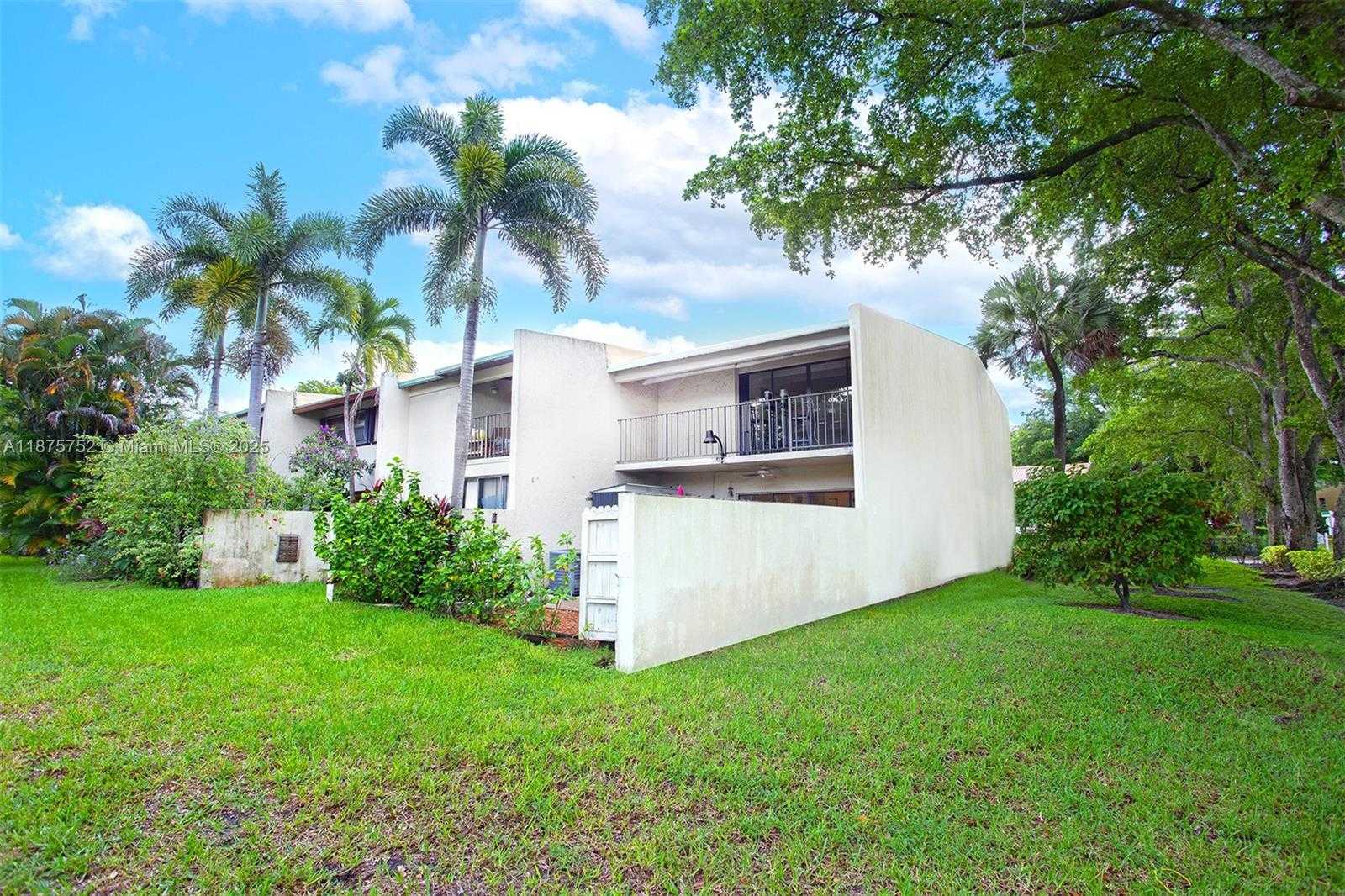 Small Image of 8811 GATEHOUSE RD #8, Plantation Number 30