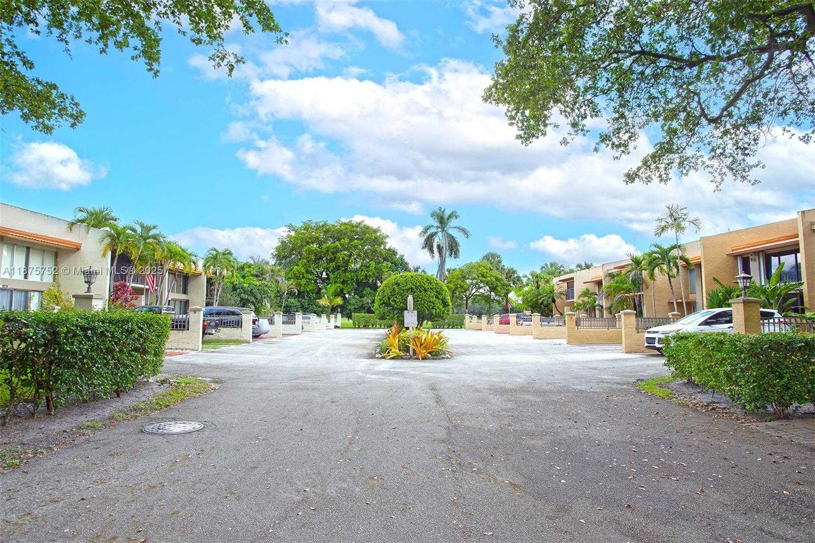 Small Image of 8811 GATEHOUSE RD #8, Plantation Number 31
