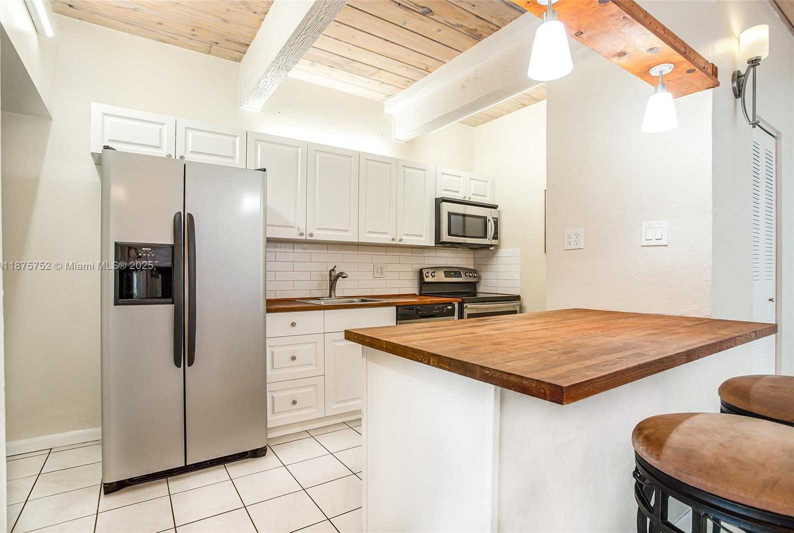 Small Image of 8811 GATEHOUSE RD #8, Plantation Number 7