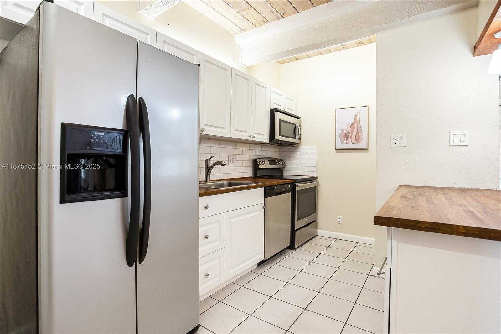 Small Image of 8811 GATEHOUSE RD #8, Plantation Number 8