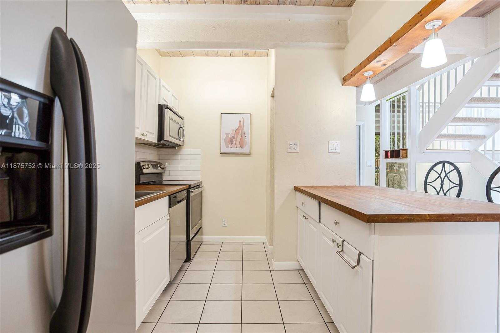 Small Image of 8811 GATEHOUSE RD #8, Plantation Number 9