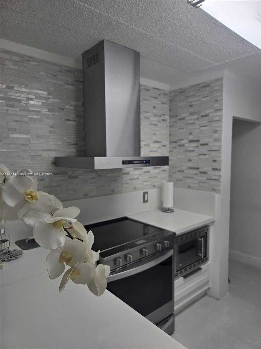 Small Image of 9410 LIVE OAK PL #103, Davie Number 15