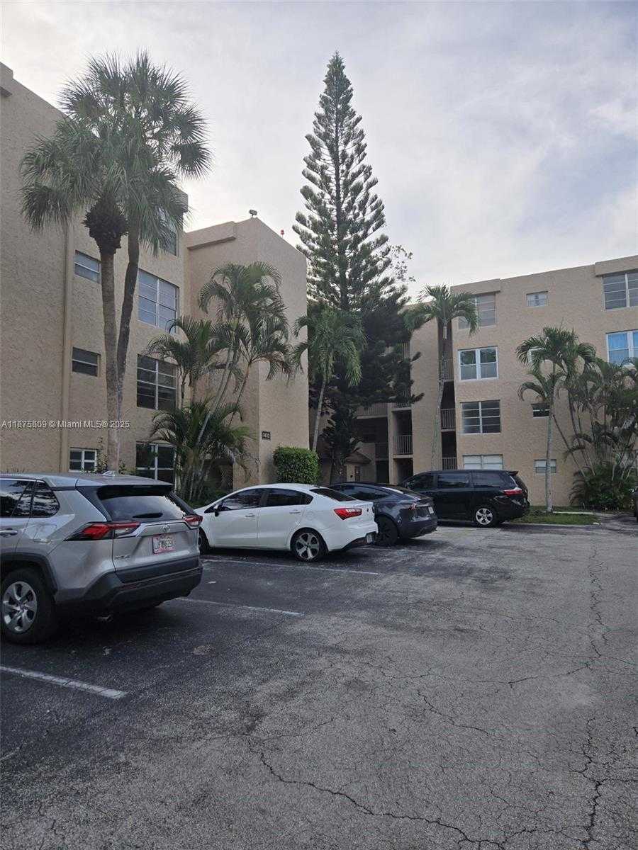 Small Image of 9410 LIVE OAK PL #103, Davie Number 25