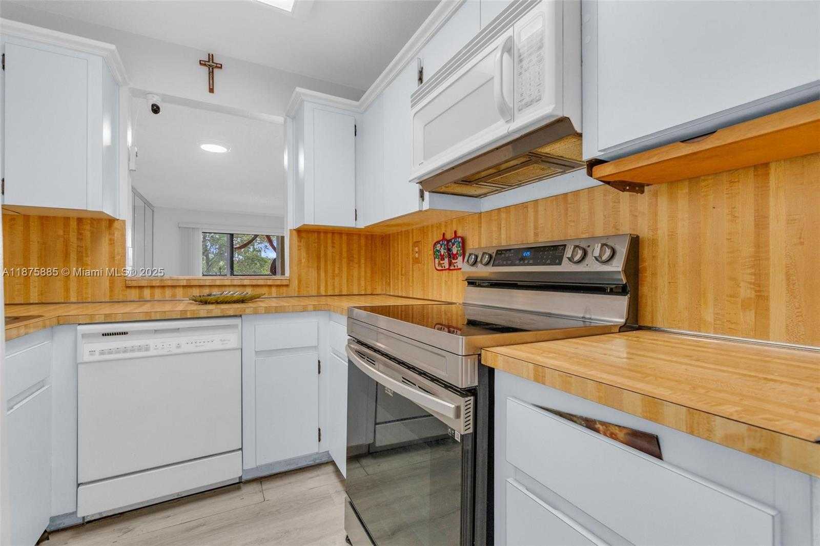 Small Image of 1021 MOCKINGBIRD LN #310, Plantation Number 14