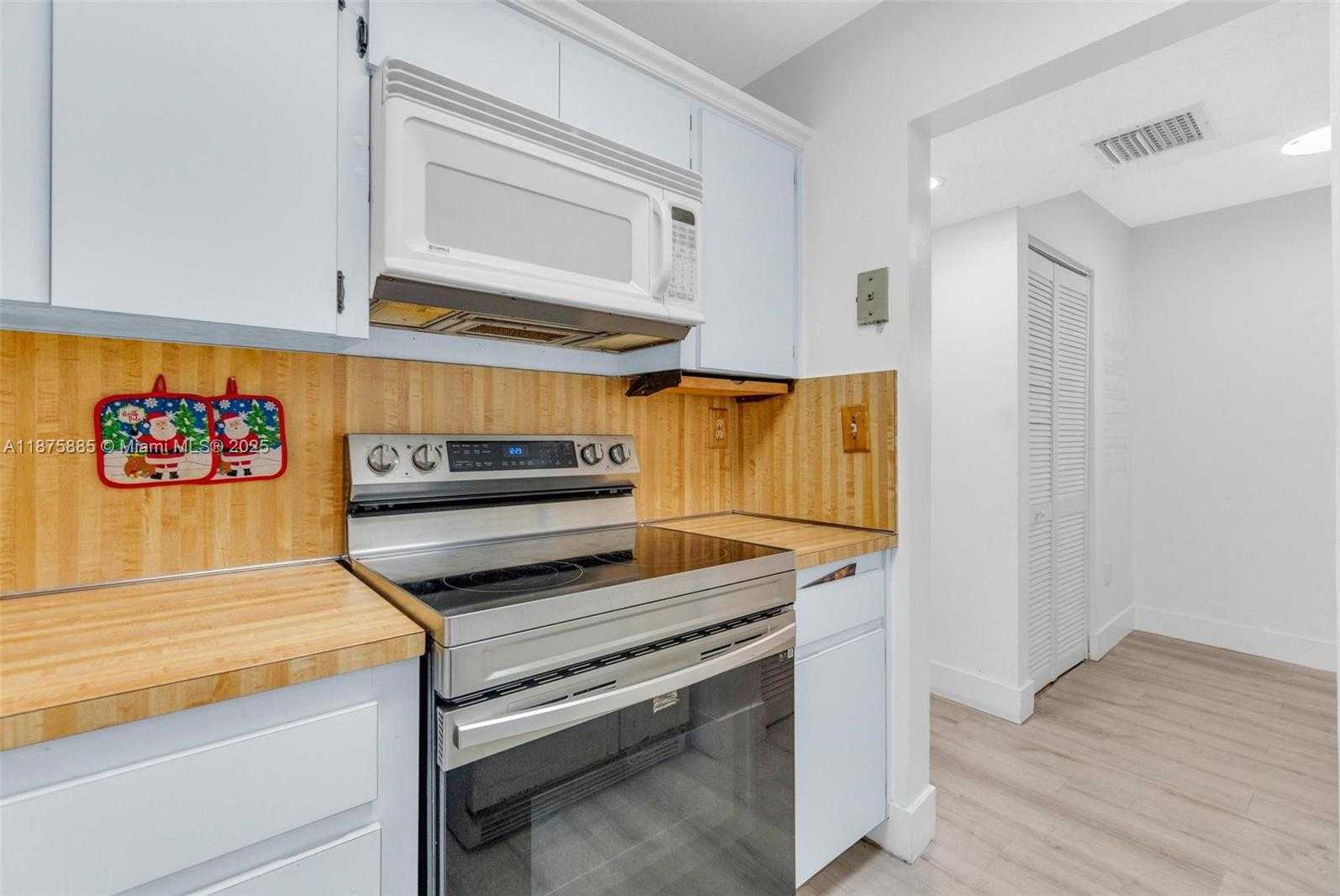 Small Image of 1021 MOCKINGBIRD LN #310, Plantation Number 15