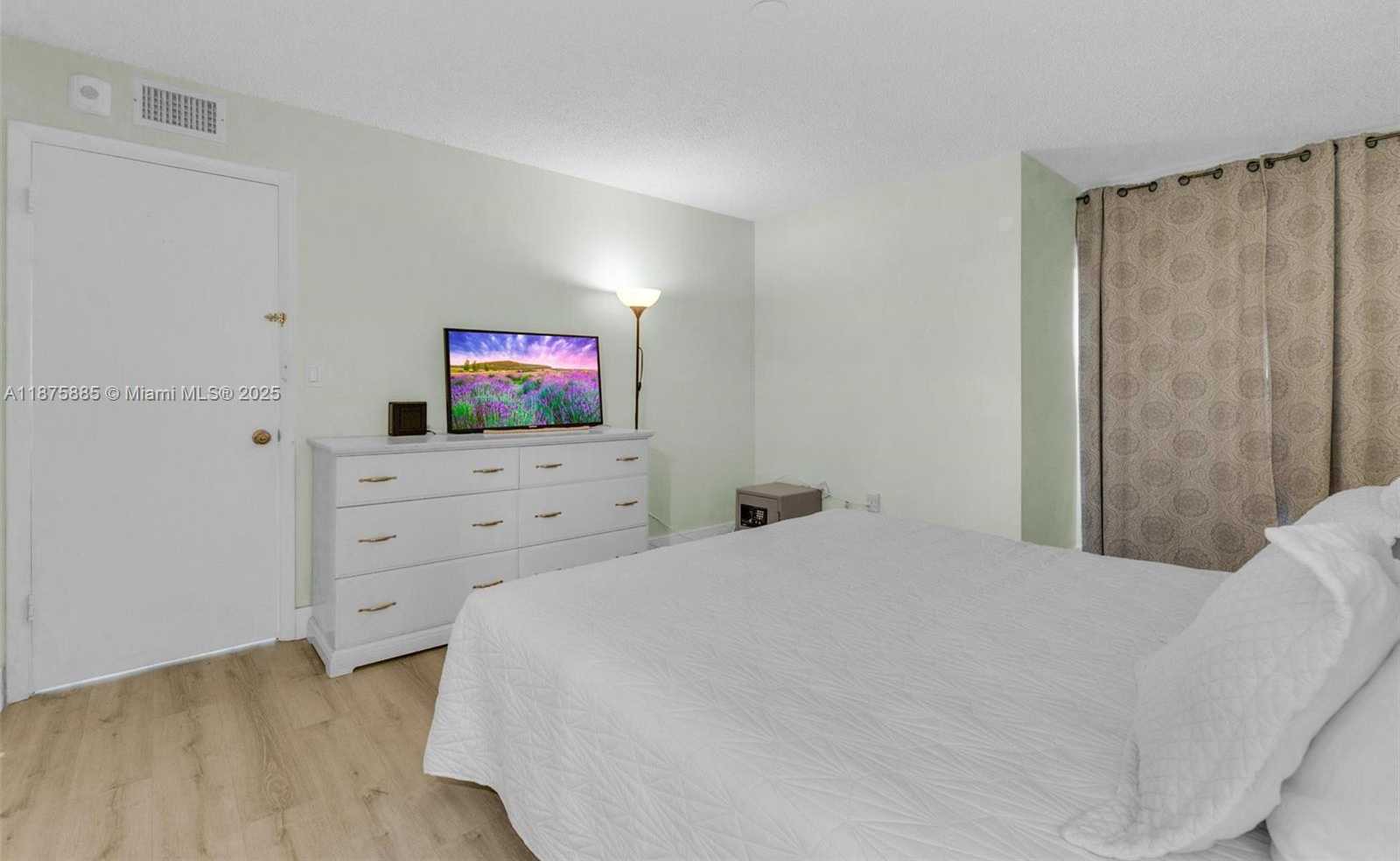 Small Image of 1021 MOCKINGBIRD LN #310, Plantation Number 19