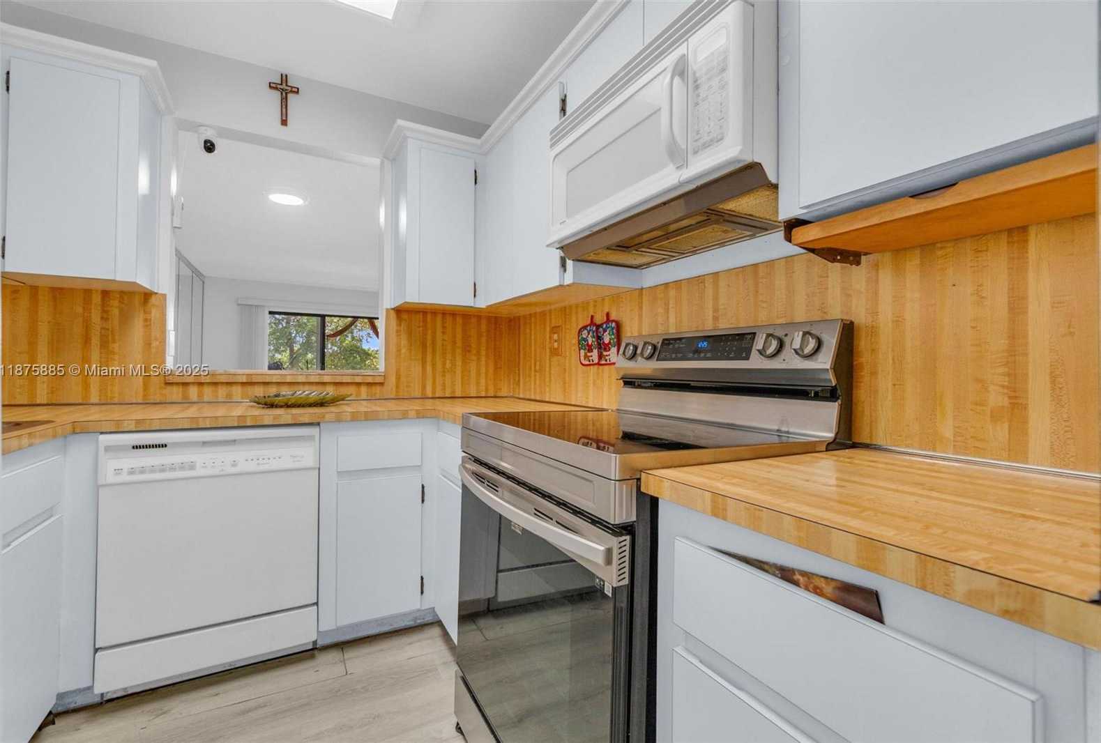 Small Image of 1021 MOCKINGBIRD LN #310, Plantation Number 24