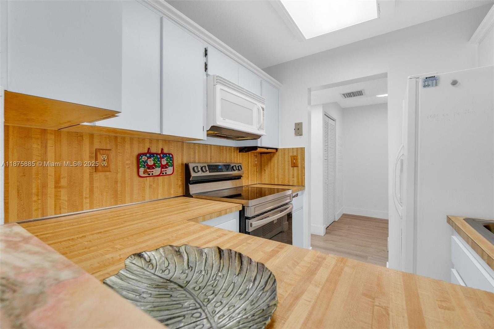 Small Image of 1021 MOCKINGBIRD LN #310, Plantation Number 33