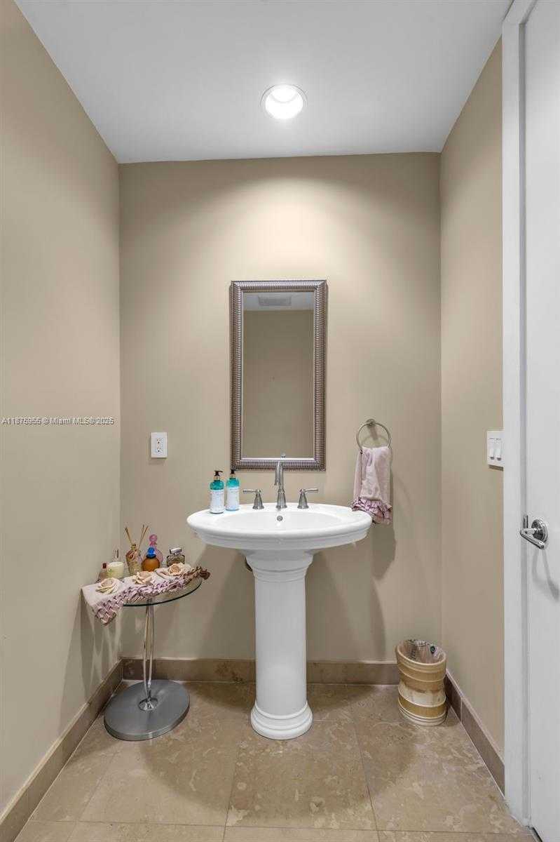 Small Image of 5959 COLLINS AVE #804, Miami Beach Number 16