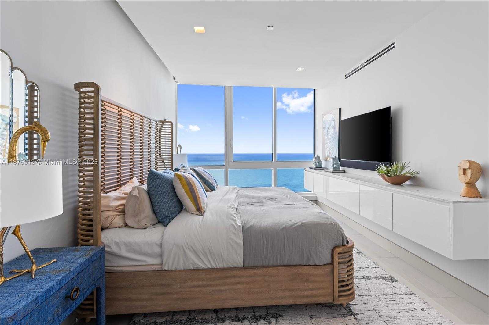 Small Image of 100 SOUTH POINTE DR #3605, Miami Beach Number 13