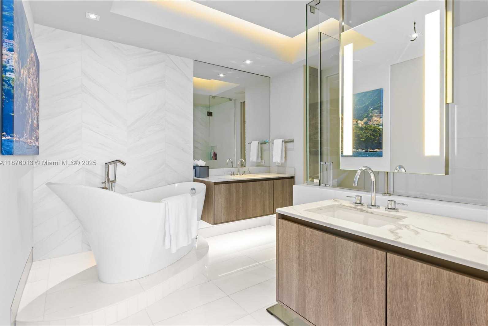 Small Image of 100 SOUTH POINTE DR #3605, Miami Beach Number 19