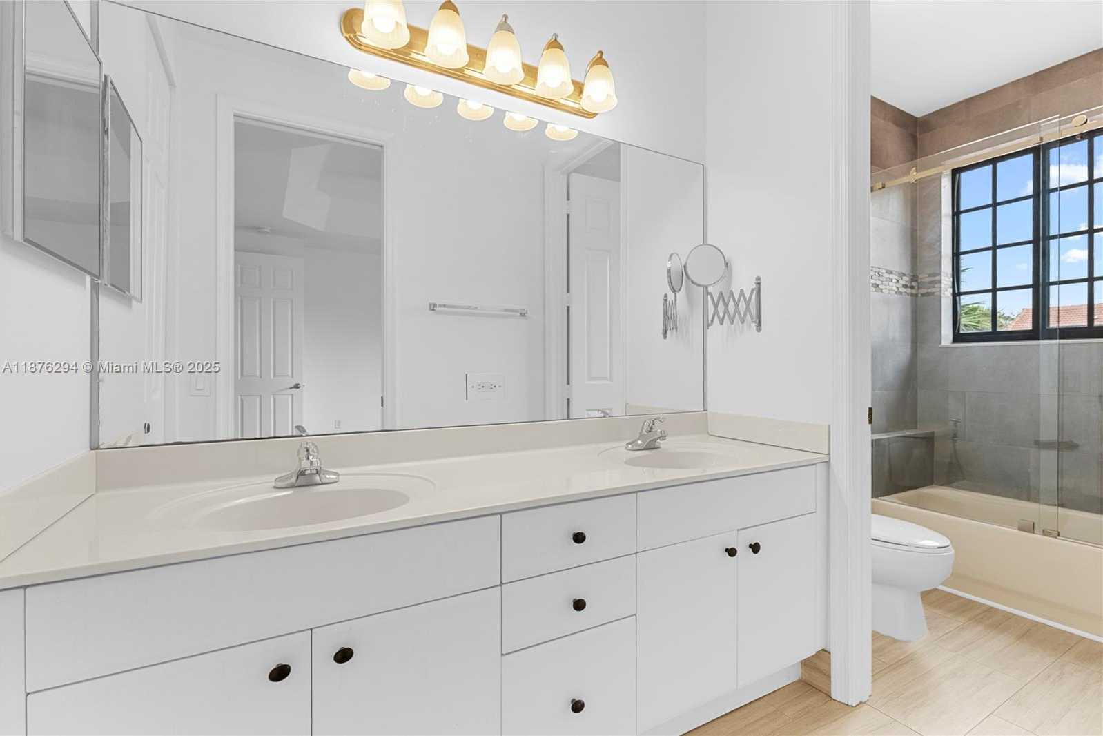 Small Image of 1559 PASSION VINE CIR #7-2, Weston Number 17