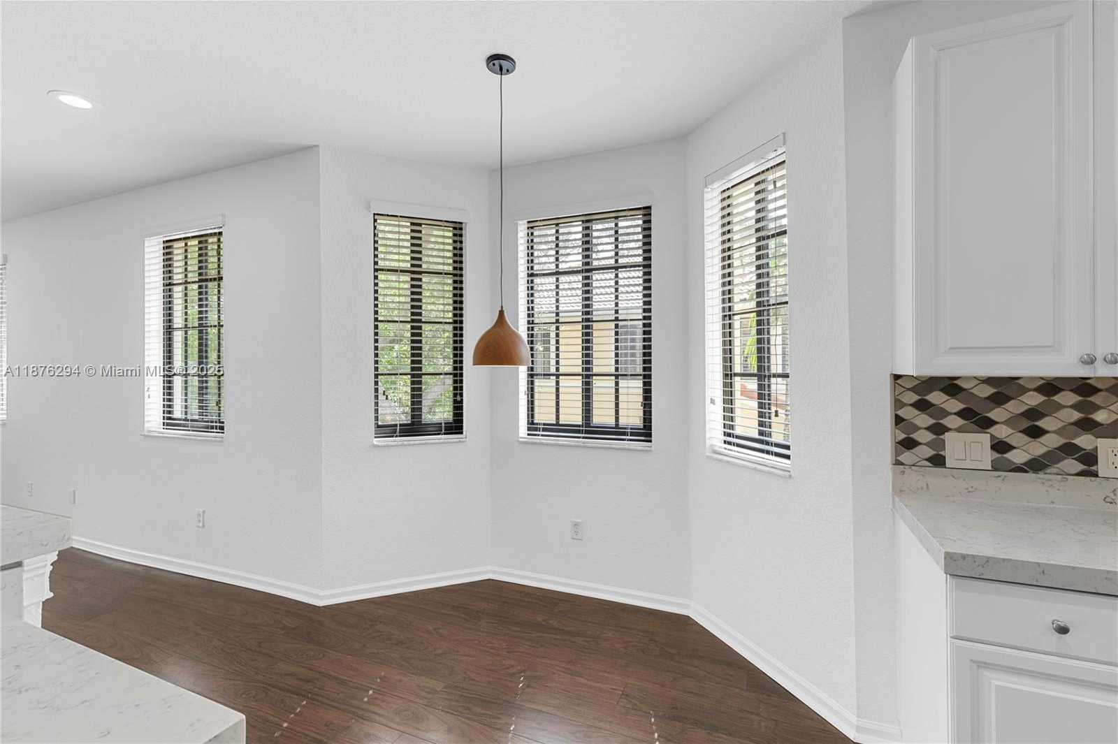 Small Image of 1559 PASSION VINE CIR #7-2, Weston Number 30
