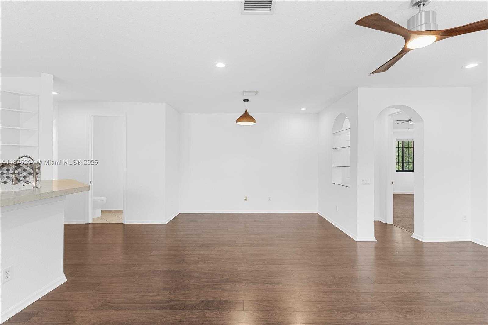 Small Image of 1559 PASSION VINE CIR #7-2, Weston Number 32