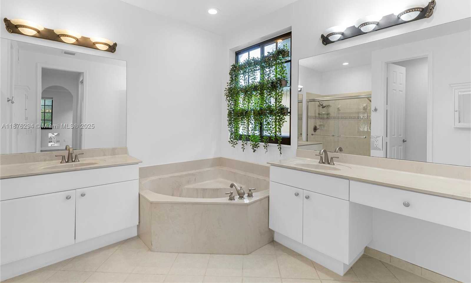 Small Image of 1559 PASSION VINE CIR #7-2, Weston Number 48