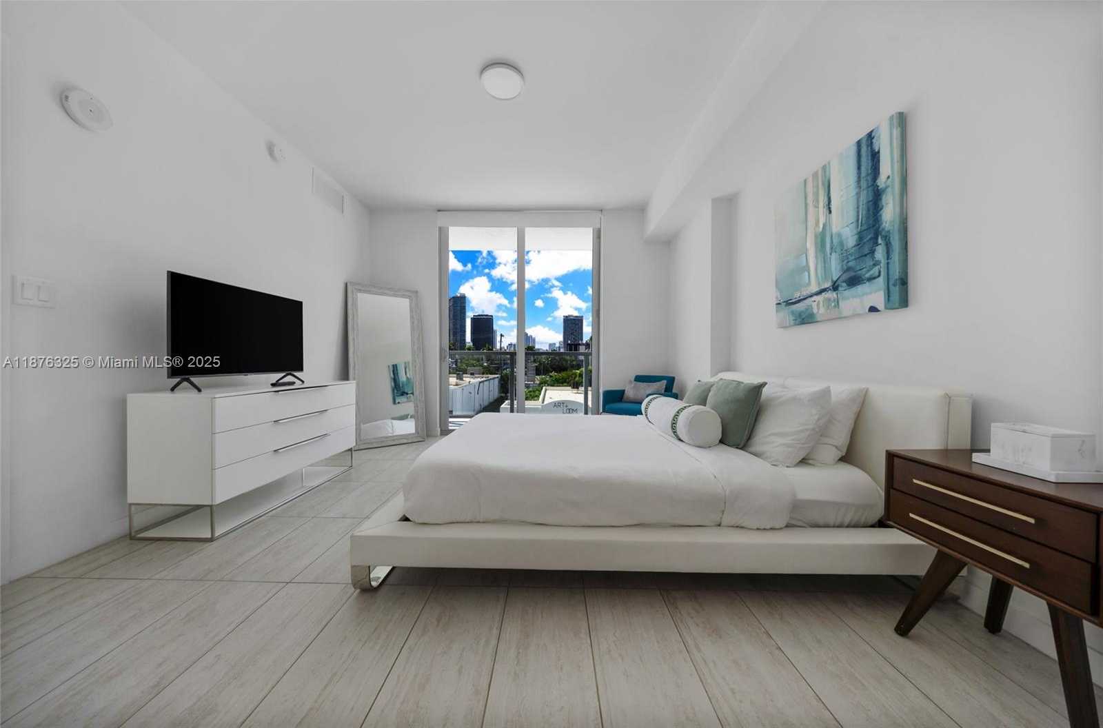 Small Image of Miami Number 10