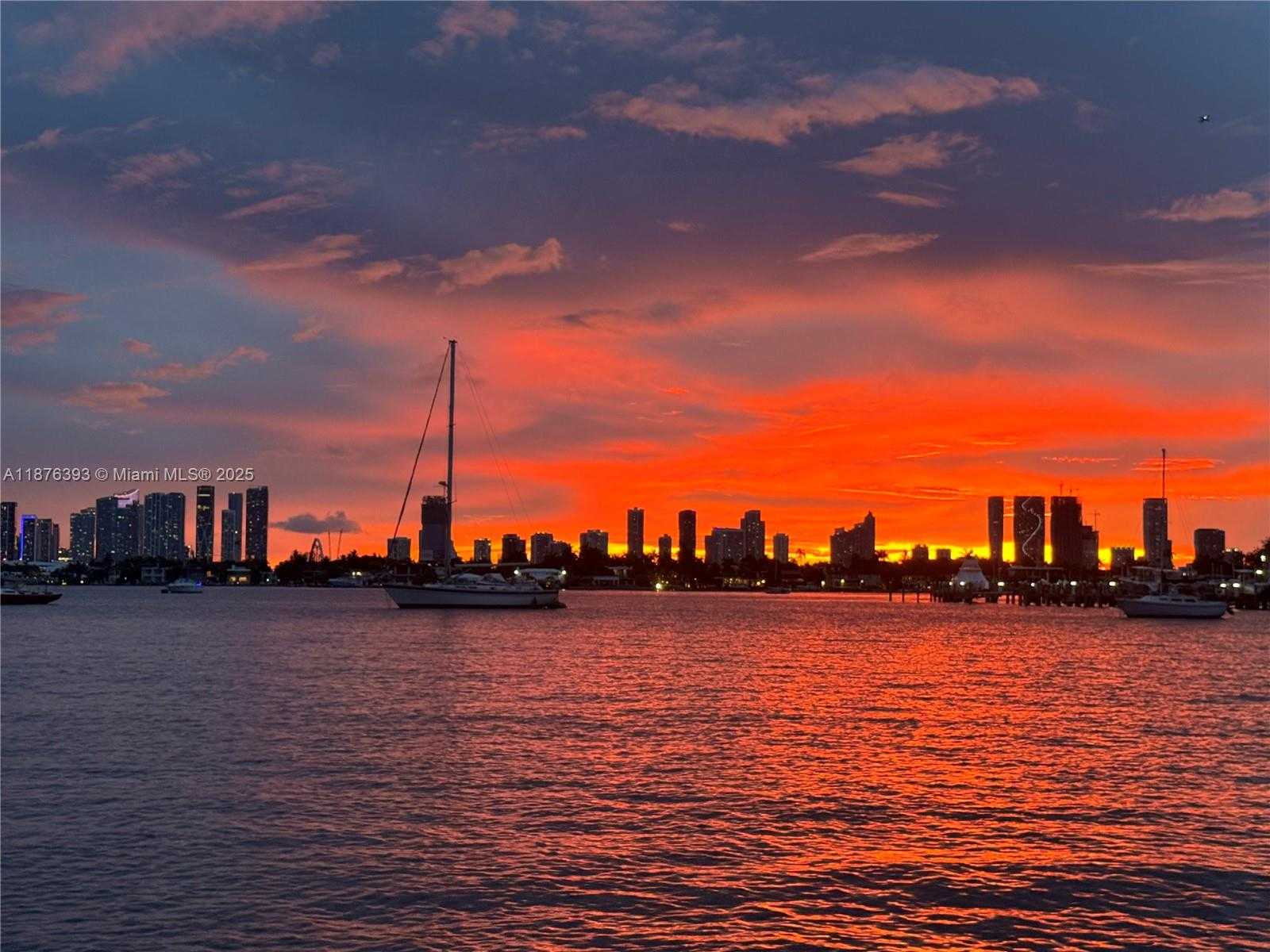 Small Image of 1228 WEST AVE #312, Miami Beach Number 2
