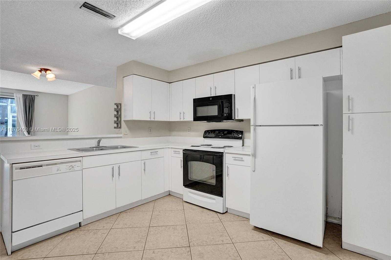 Small Image of 1210 SORRENTO DR #1210, Weston Number 9