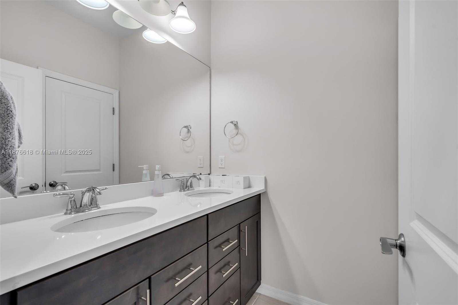 Small Image of 4754 EUCALYPTUS DR, Hollywood Number 14