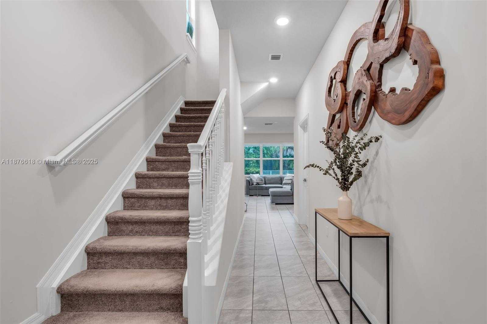 Small Image of 4754 EUCALYPTUS DR, Hollywood Number 2