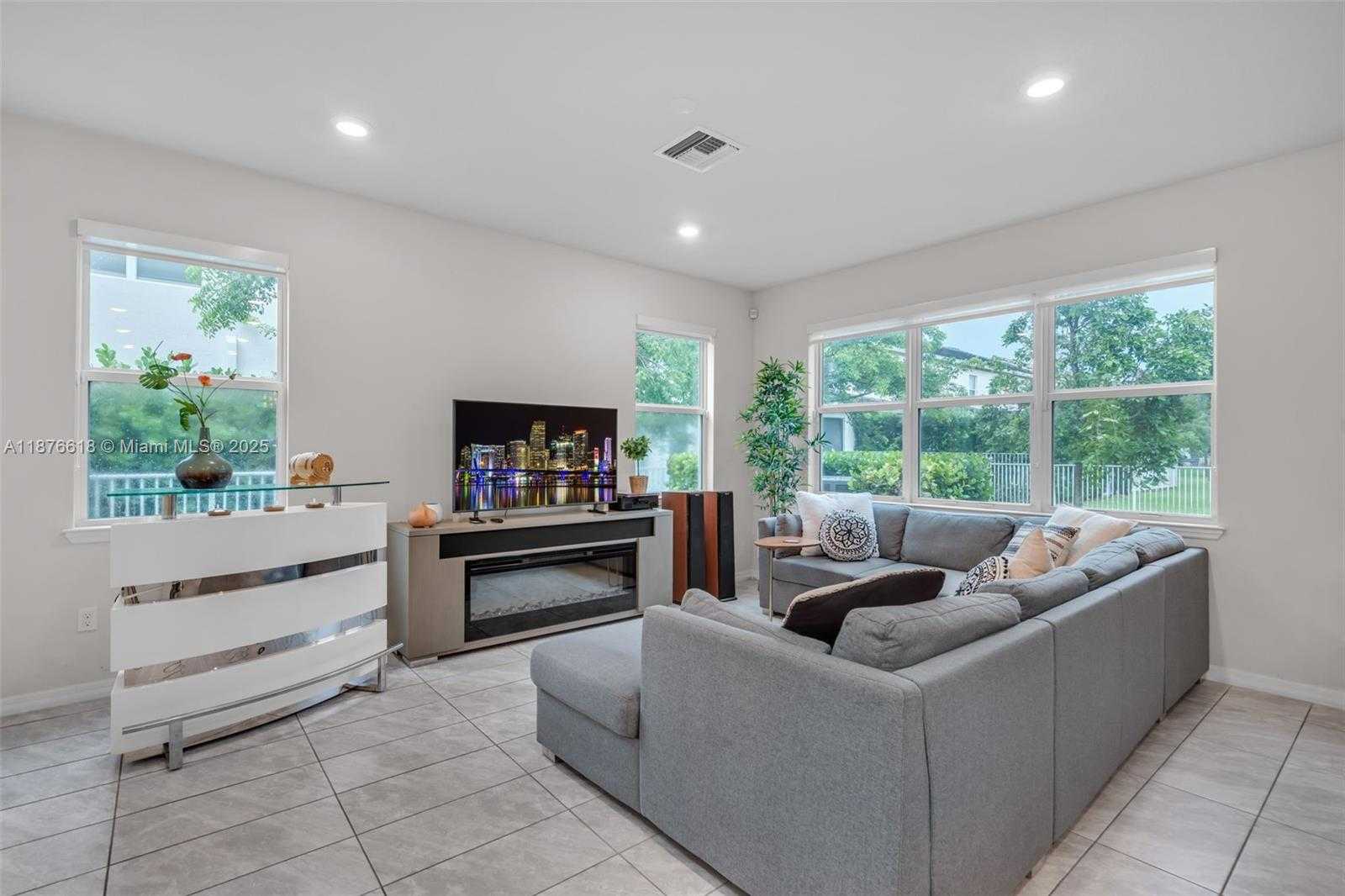 Small Image of 4754 EUCALYPTUS DR, Hollywood Number 3