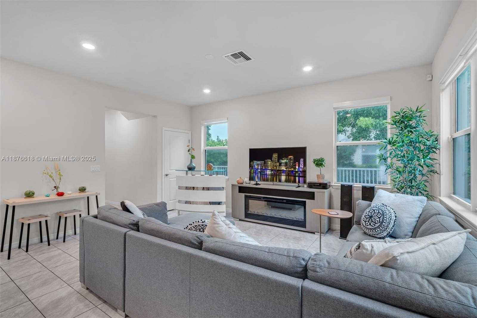 Small Image of 4754 EUCALYPTUS DR, Hollywood Number 4
