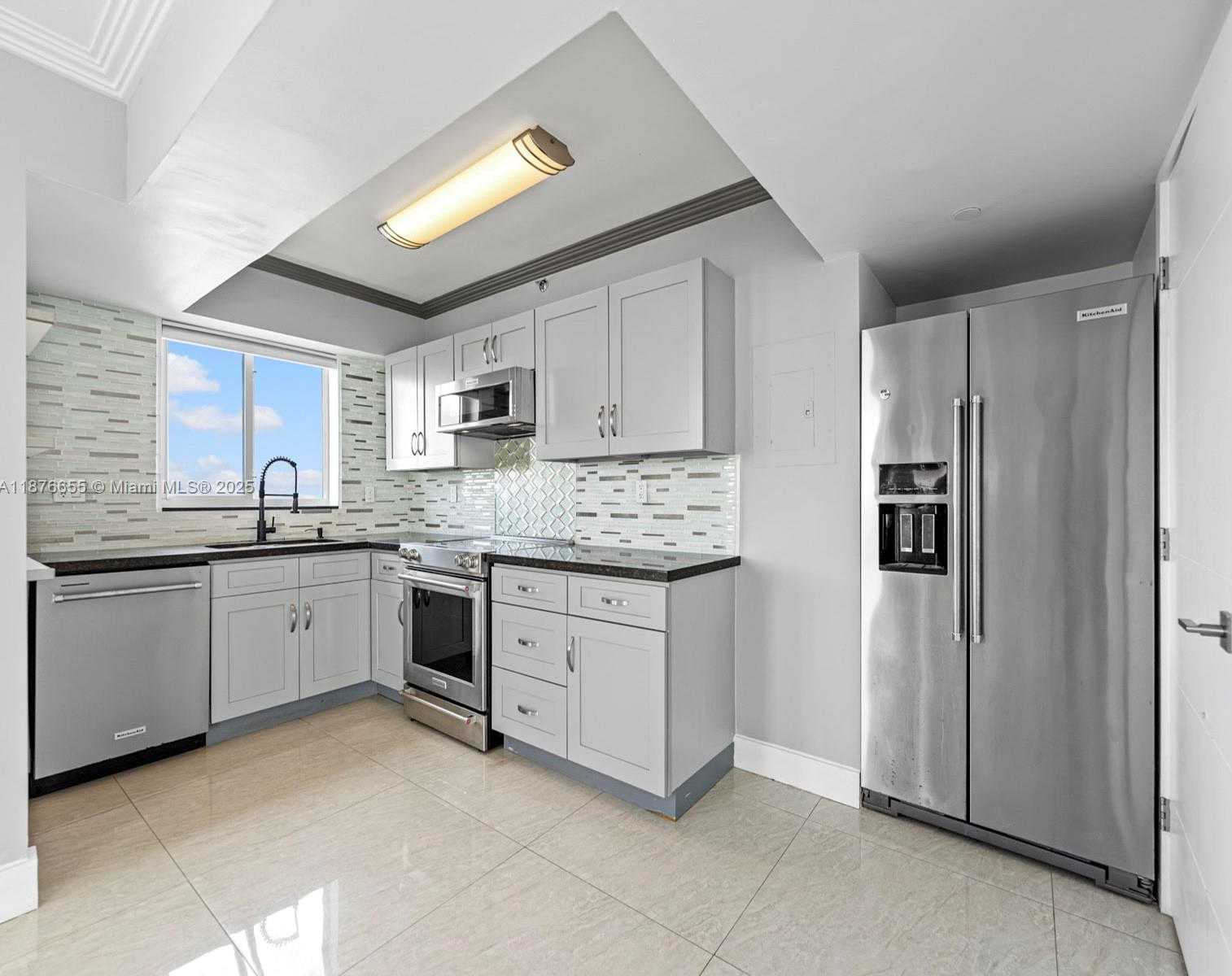 Small Image of 5900 COLLINS AVE #1201, Miami Beach Number 17