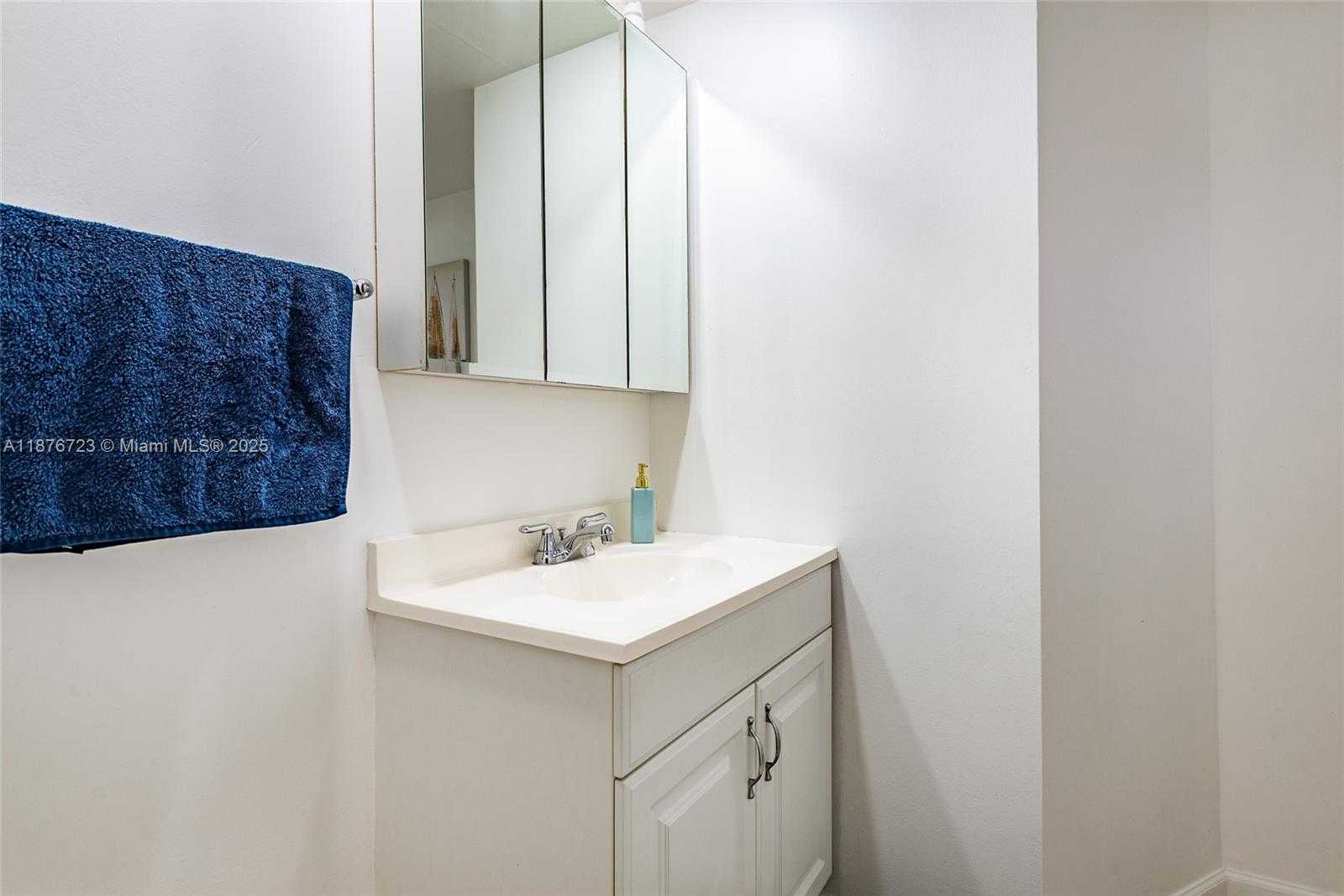 Small Image of 1750 NE 191st St, Miami, FL 33179, USA Number 19