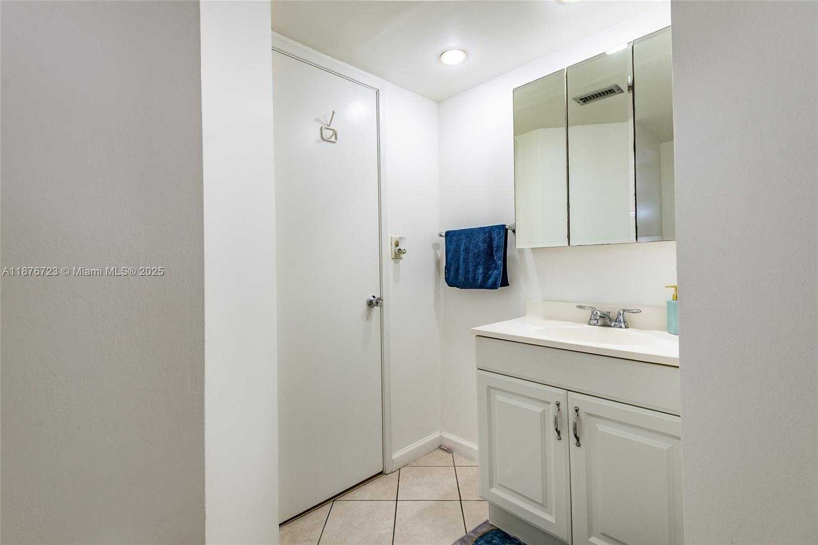 Small Image of 1750 NE 191st St, Miami, FL 33179, USA Number 20
