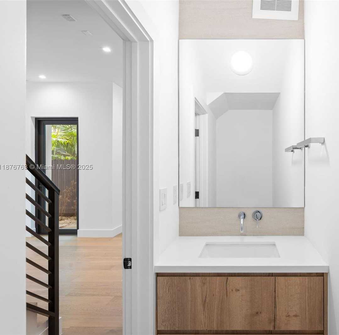 Small Image of 3132 PLAZA ST, Miami Number 11