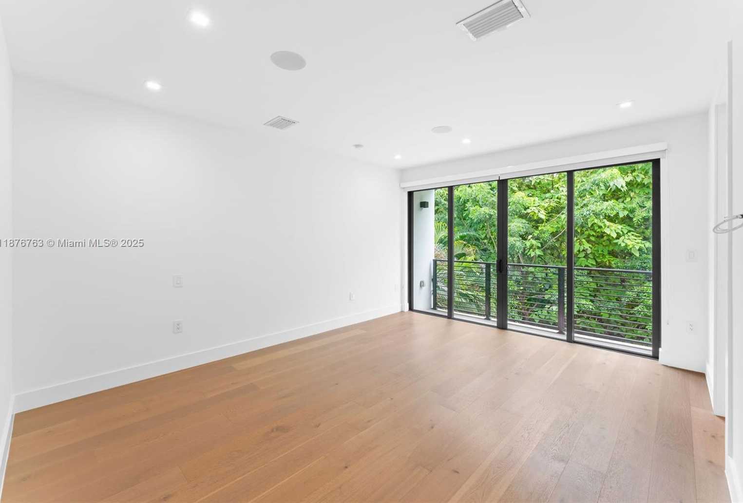 Small Image of 3132 PLAZA ST, Miami Number 13
