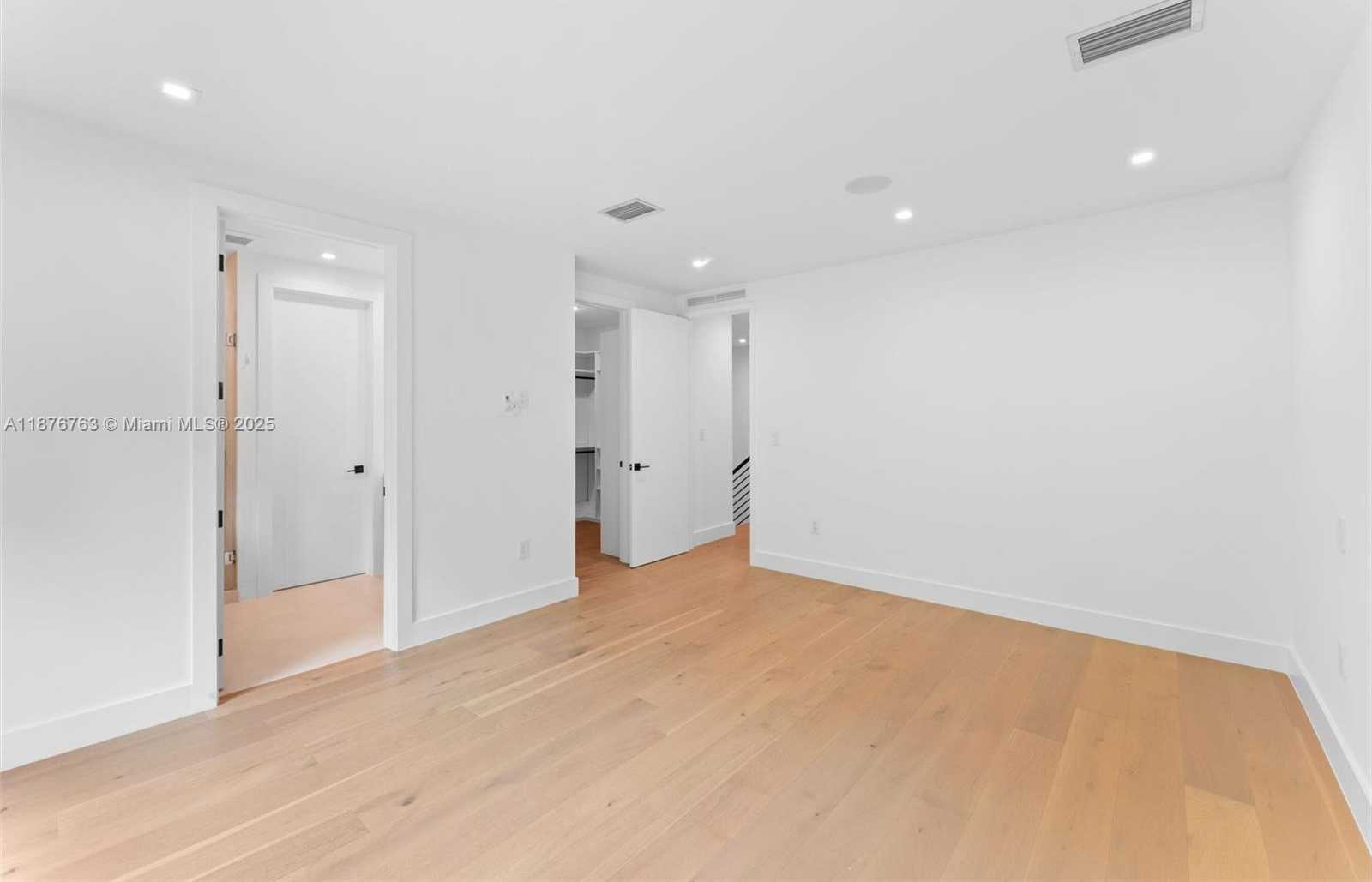 Small Image of 3132 PLAZA ST, Miami Number 15