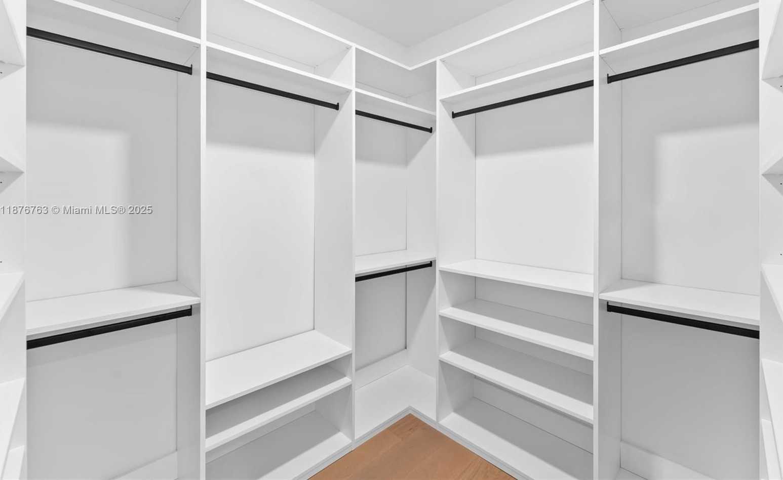 Small Image of 3132 PLAZA ST, Miami Number 16