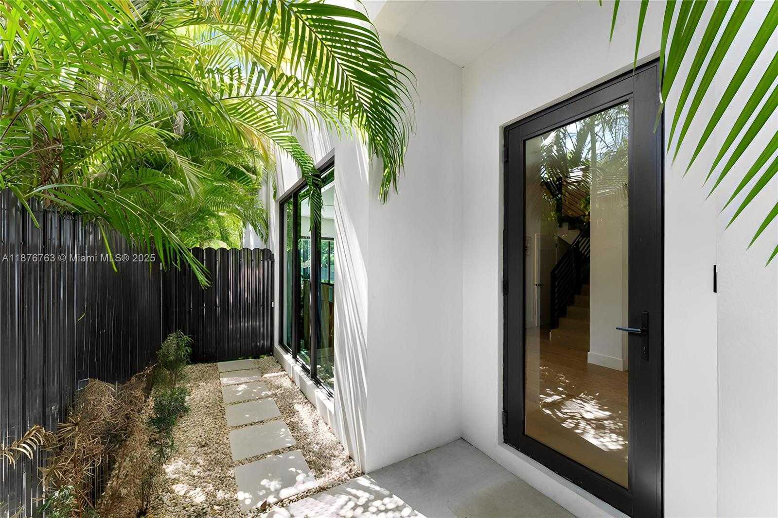 Small Image of 3132 PLAZA ST, Miami Number 2