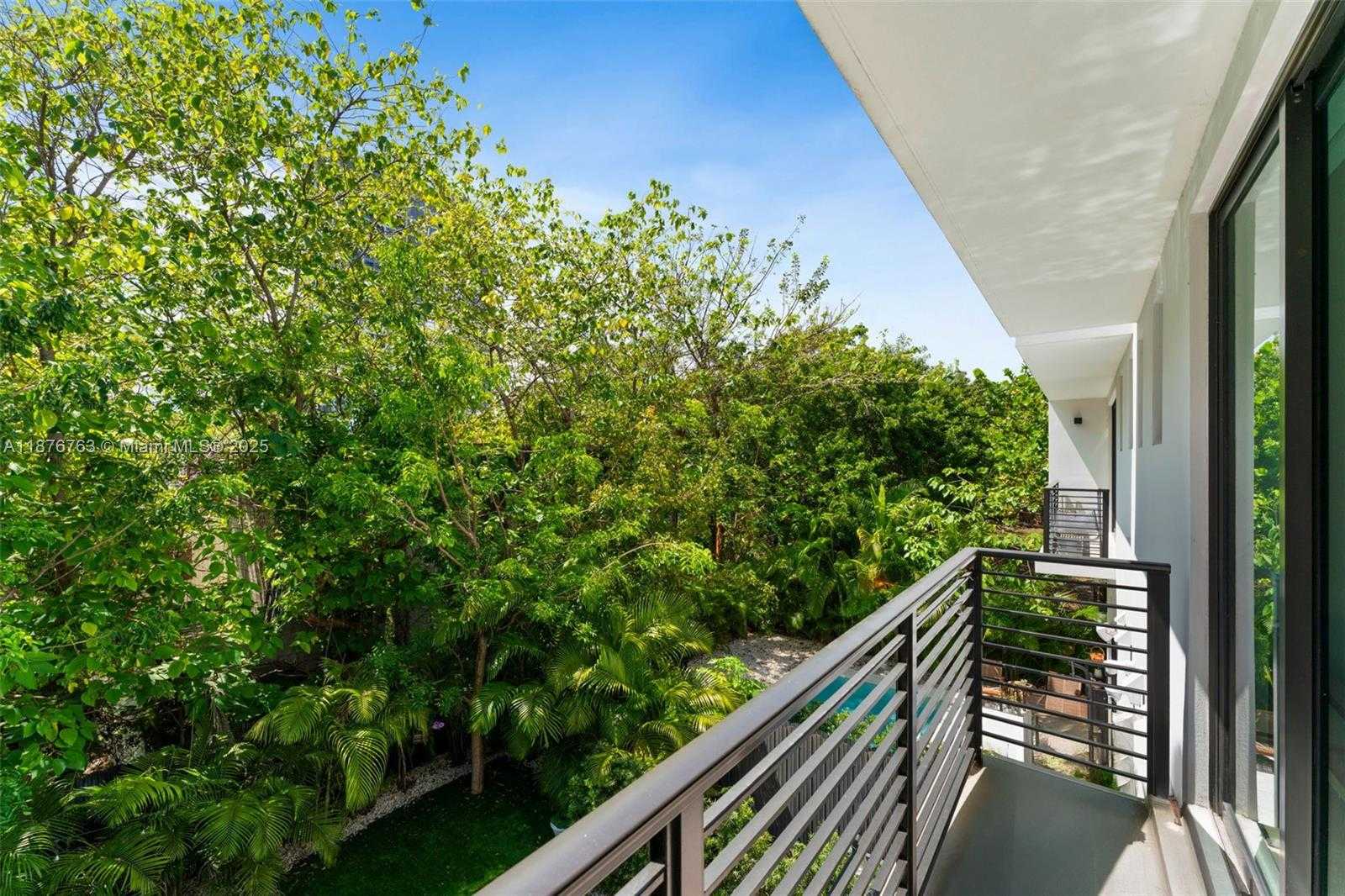 Small Image of 3132 PLAZA ST, Miami Number 29