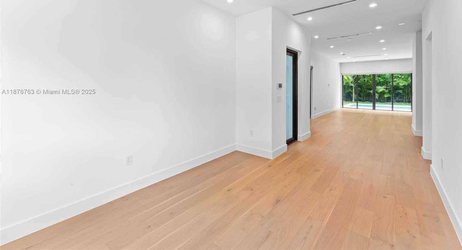 Small Image of 3132 PLAZA ST, Miami Number 5