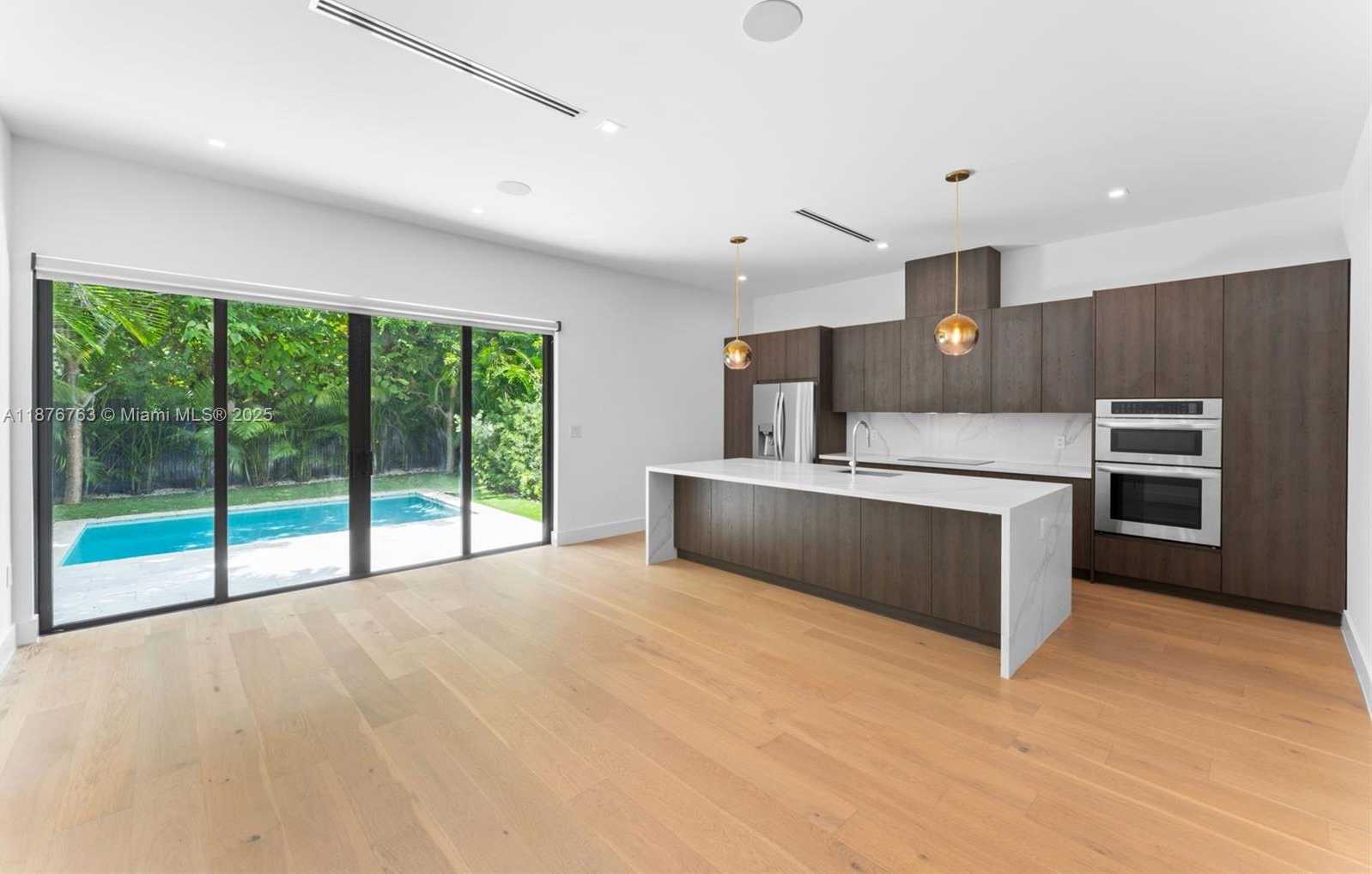 Small Image of 3132 PLAZA ST, Miami Number 7