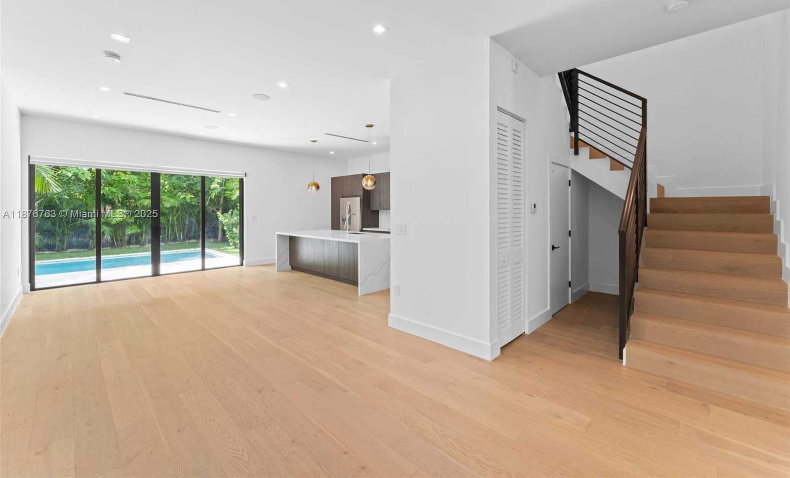 Small Image of 3132 PLAZA ST, Miami Number 8