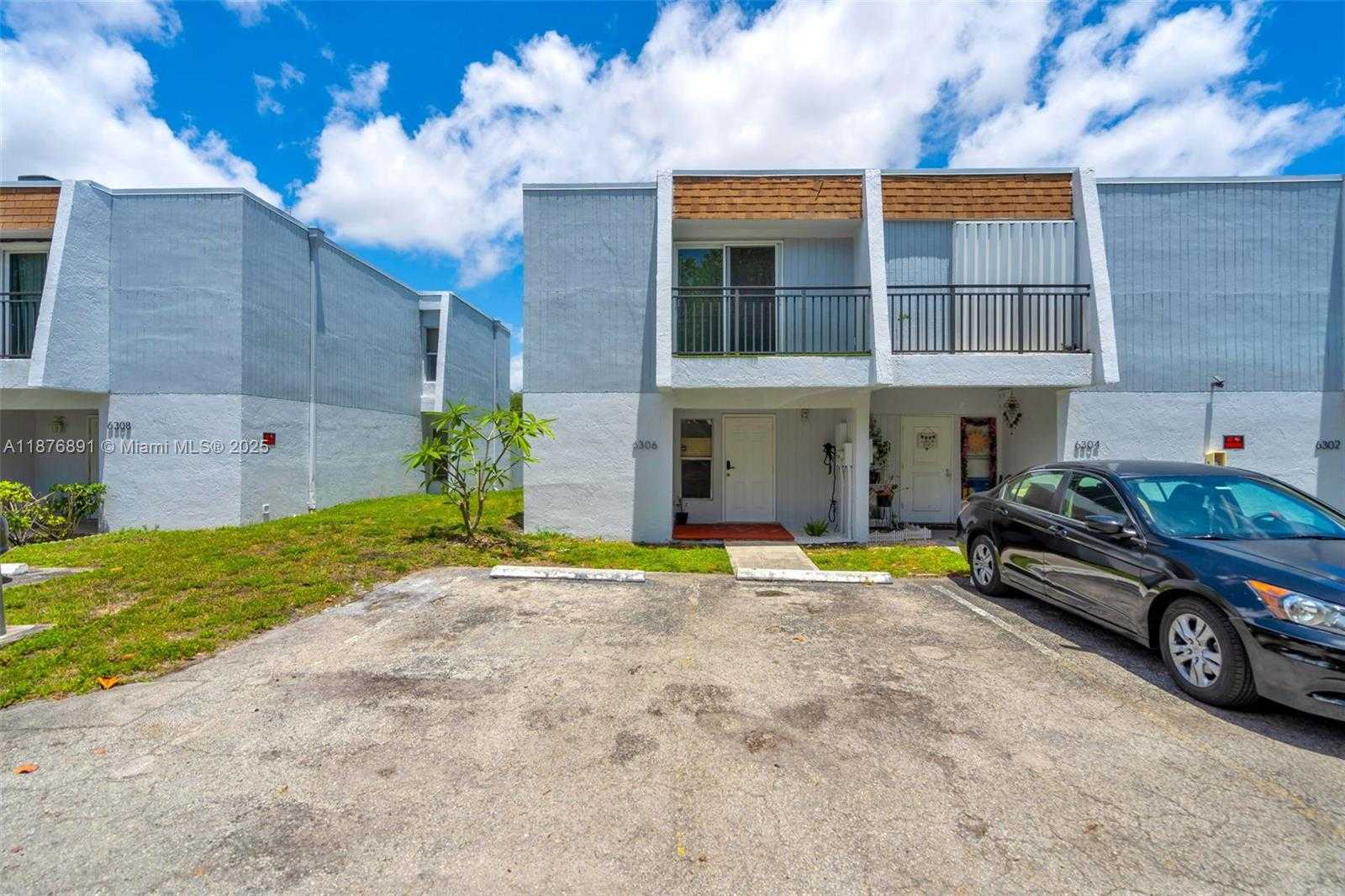 Small Image of 6306 MOSELEY ST #1, Hollywood Number 2