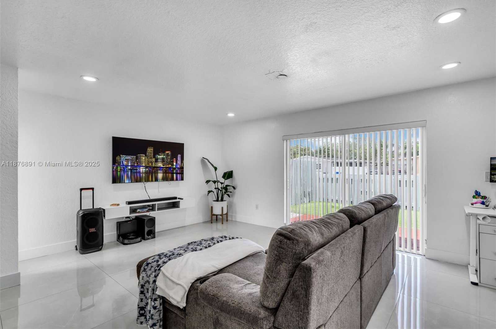 Small Image of 6306 MOSELEY ST #1, Hollywood Number 8