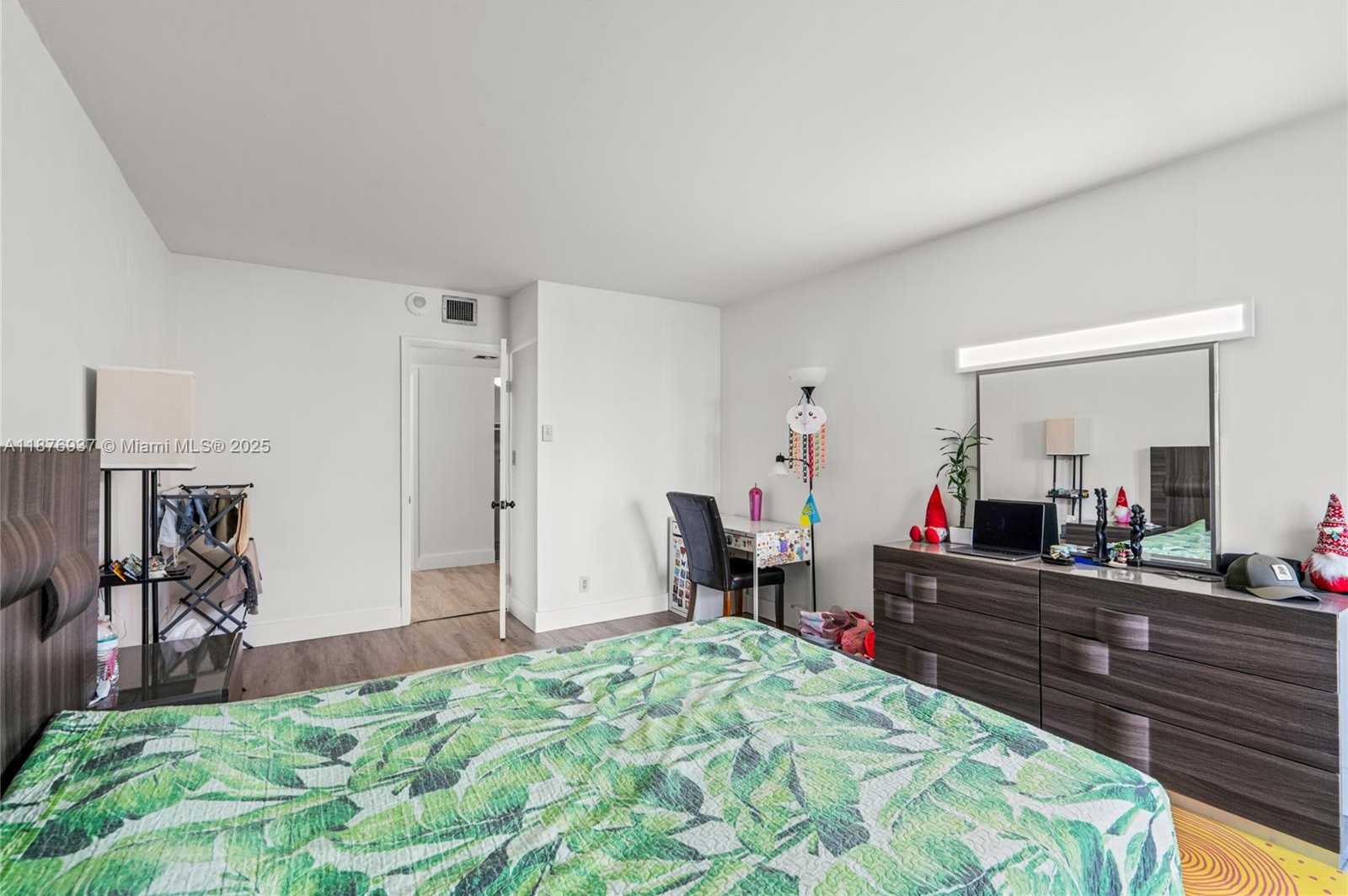 Small Image of 100 BAYVIEW DR #229, Sunny Isles Beach Number 10
