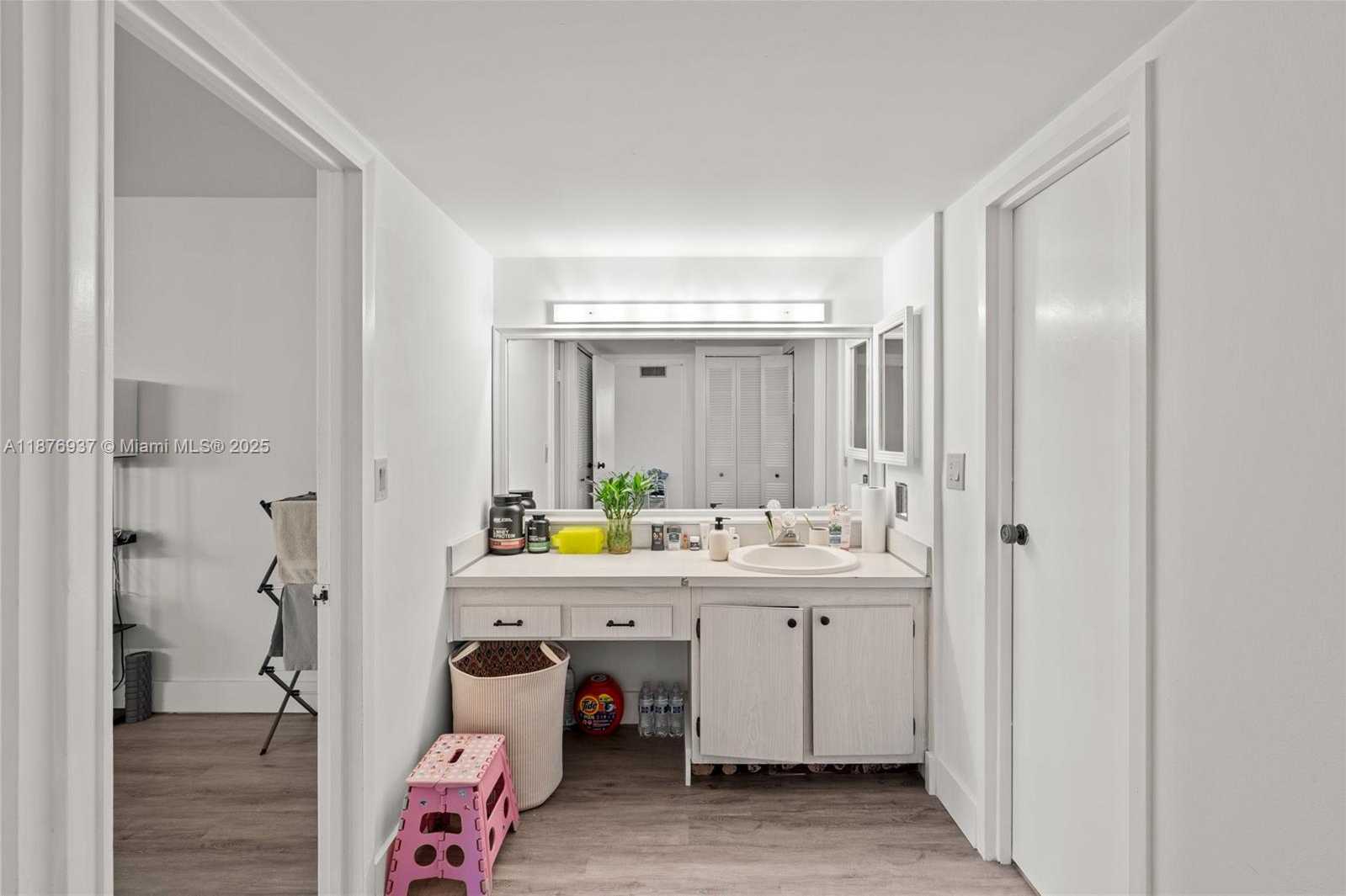 Small Image of 100 BAYVIEW DR #229, Sunny Isles Beach Number 14