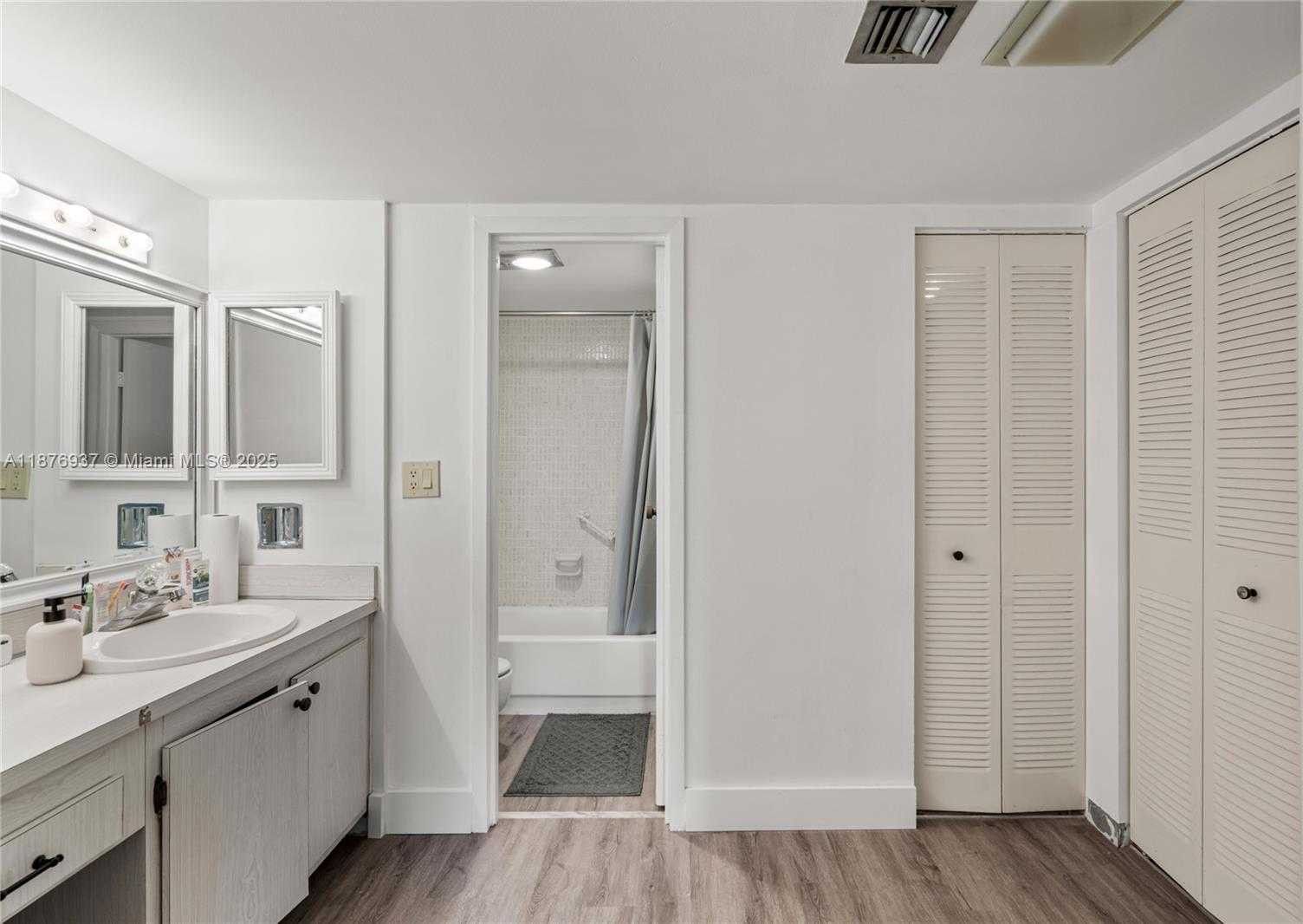 Small Image of 100 BAYVIEW DR #229, Sunny Isles Beach Number 17